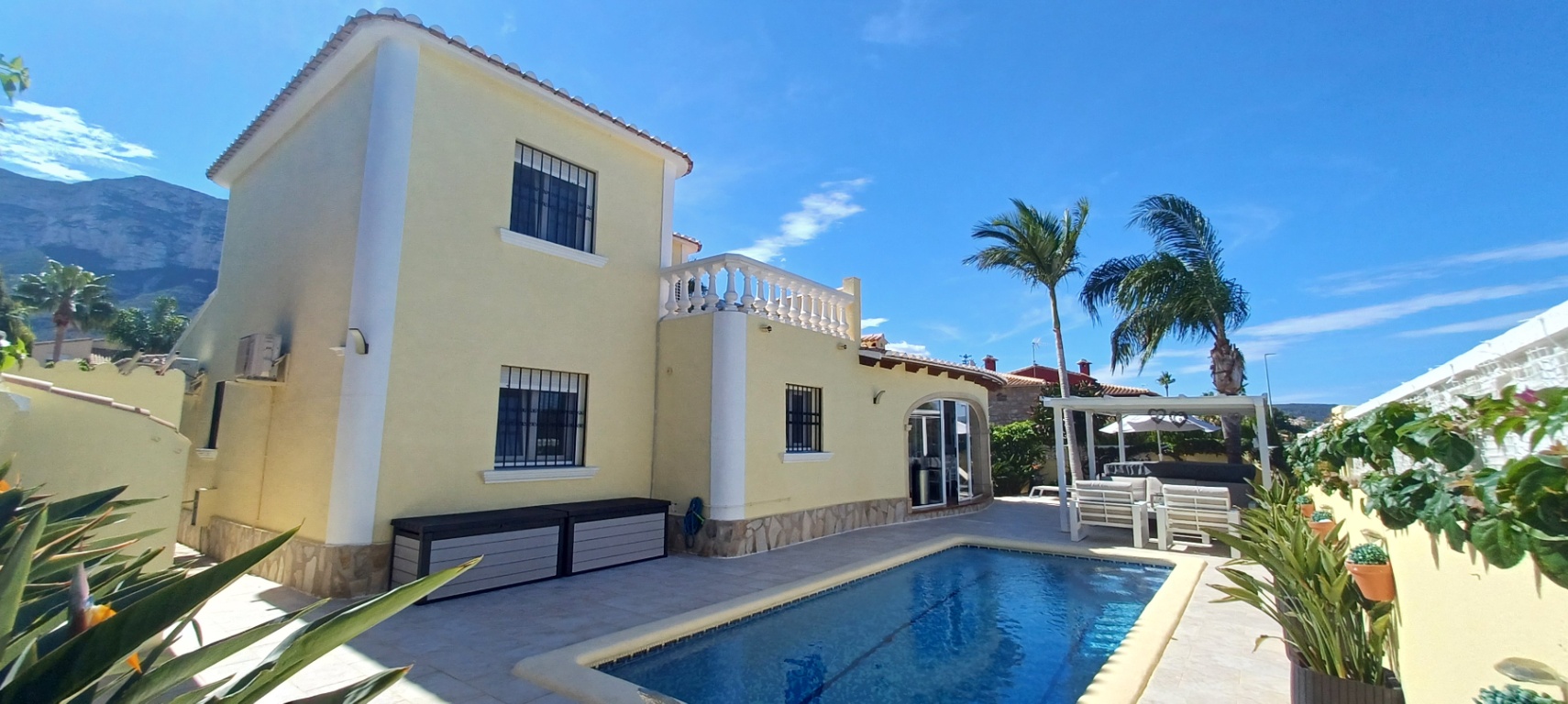 Villa de ensueño en venta en Dénia, con piscina y vistas al Montgó