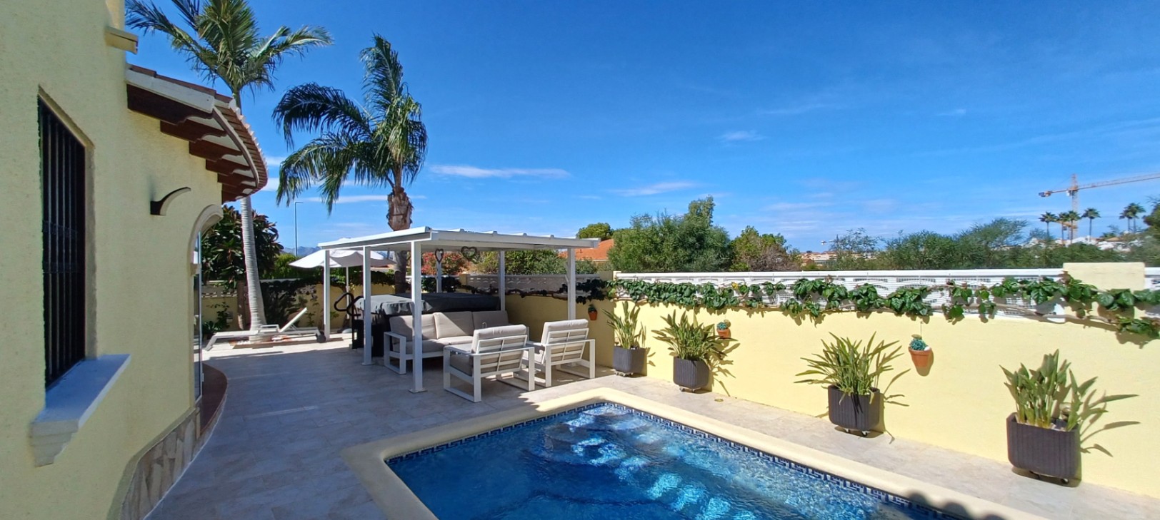 Villa de ensueño en venta en Dénia, con piscina y vistas al Montgó