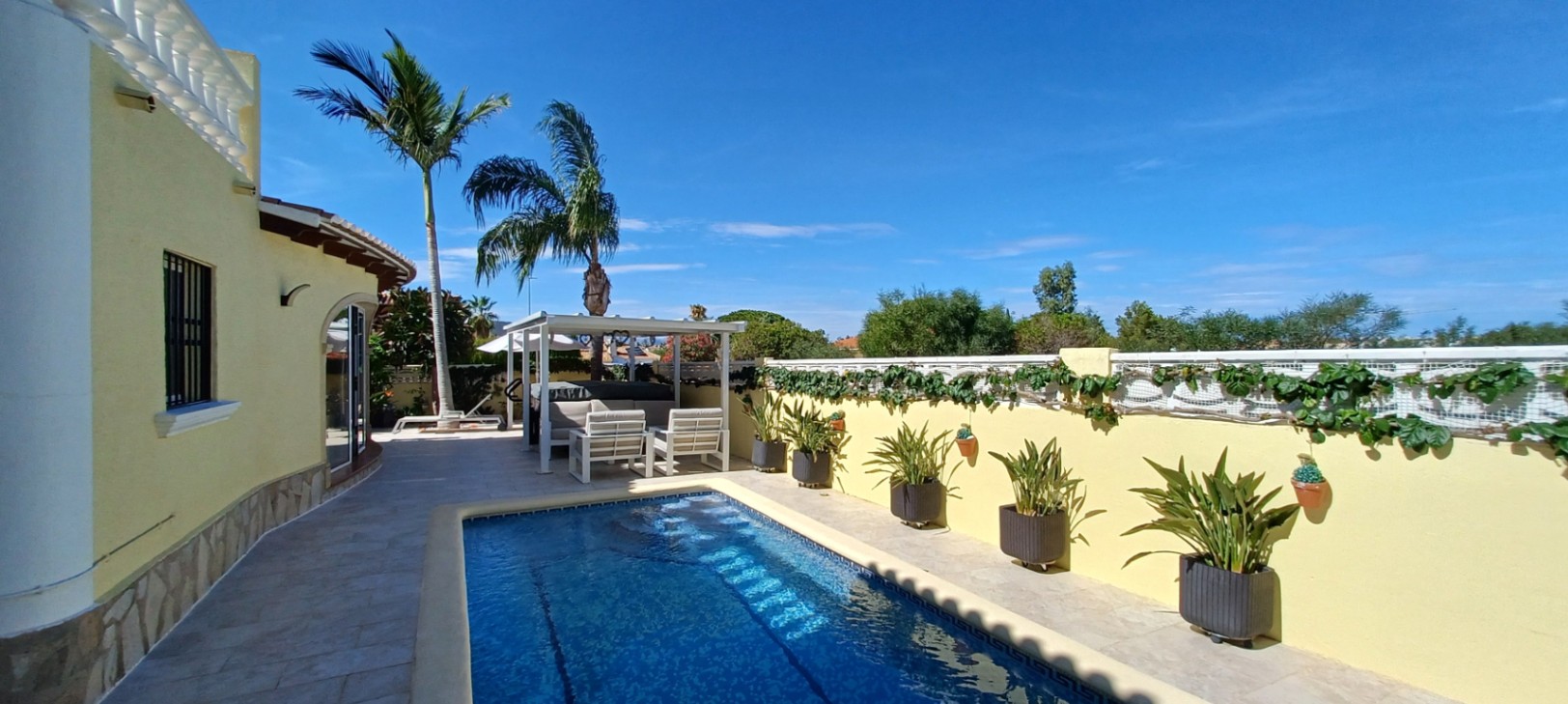 Villa de ensueño en venta en Dénia, con piscina y vistas al Montgó