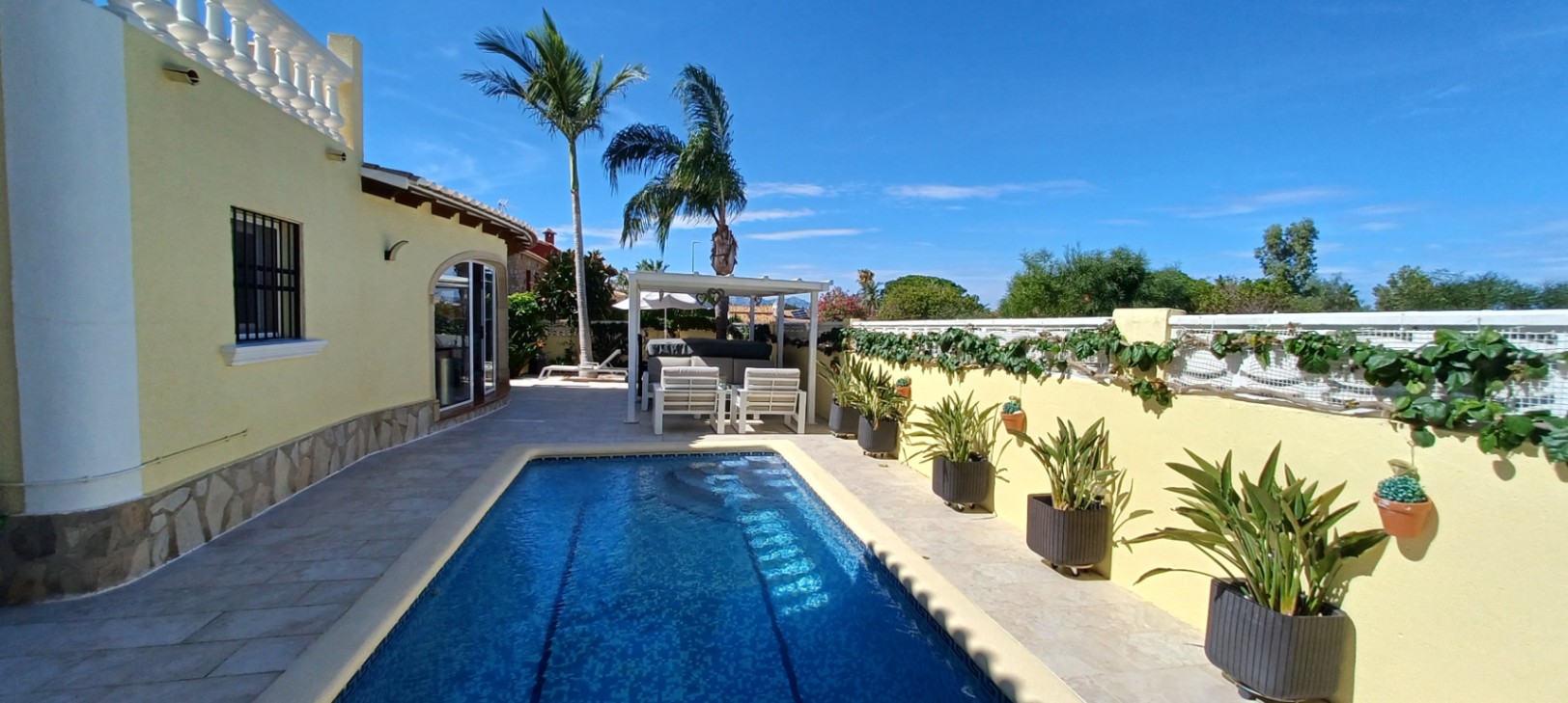 Villa de ensueño en venta en Dénia, con piscina y vistas al Montgó