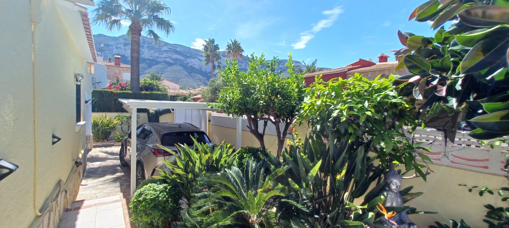Villa de ensueño en venta en Dénia, con piscina y vistas al Montgó