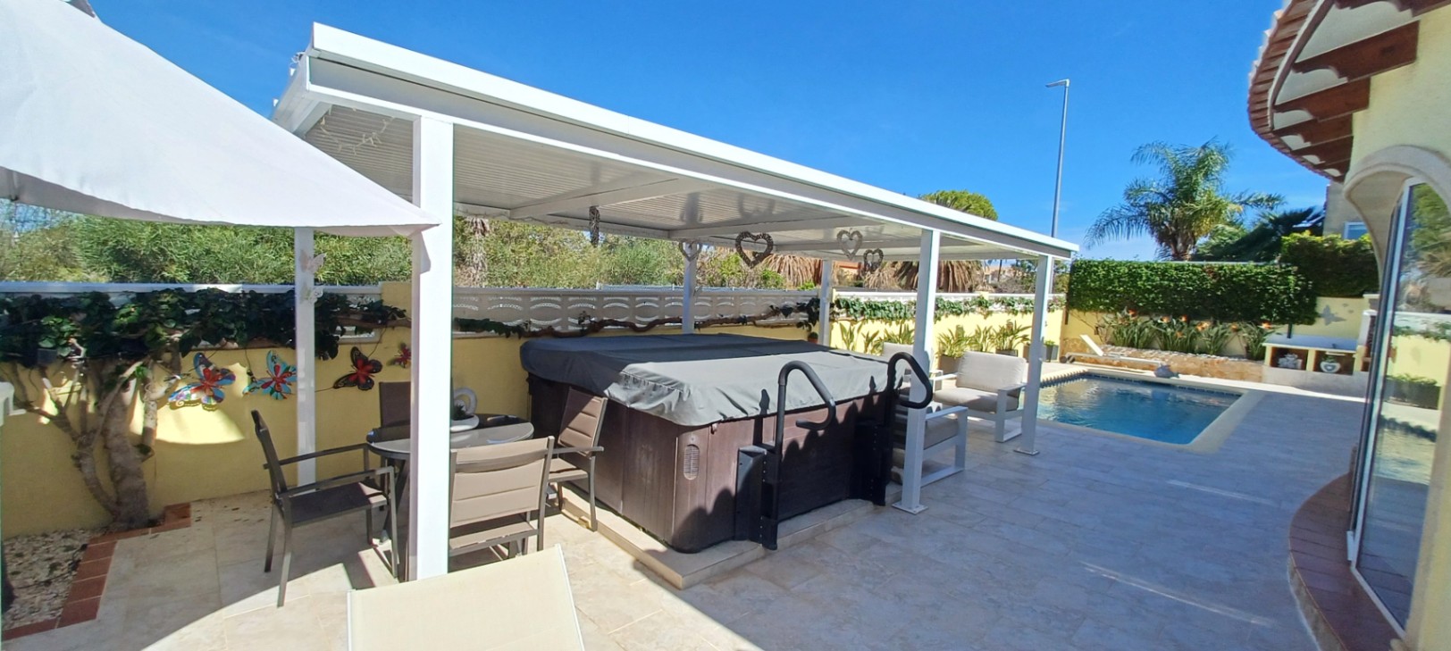 Villa de ensueño en venta en Dénia, con piscina y vistas al Montgó