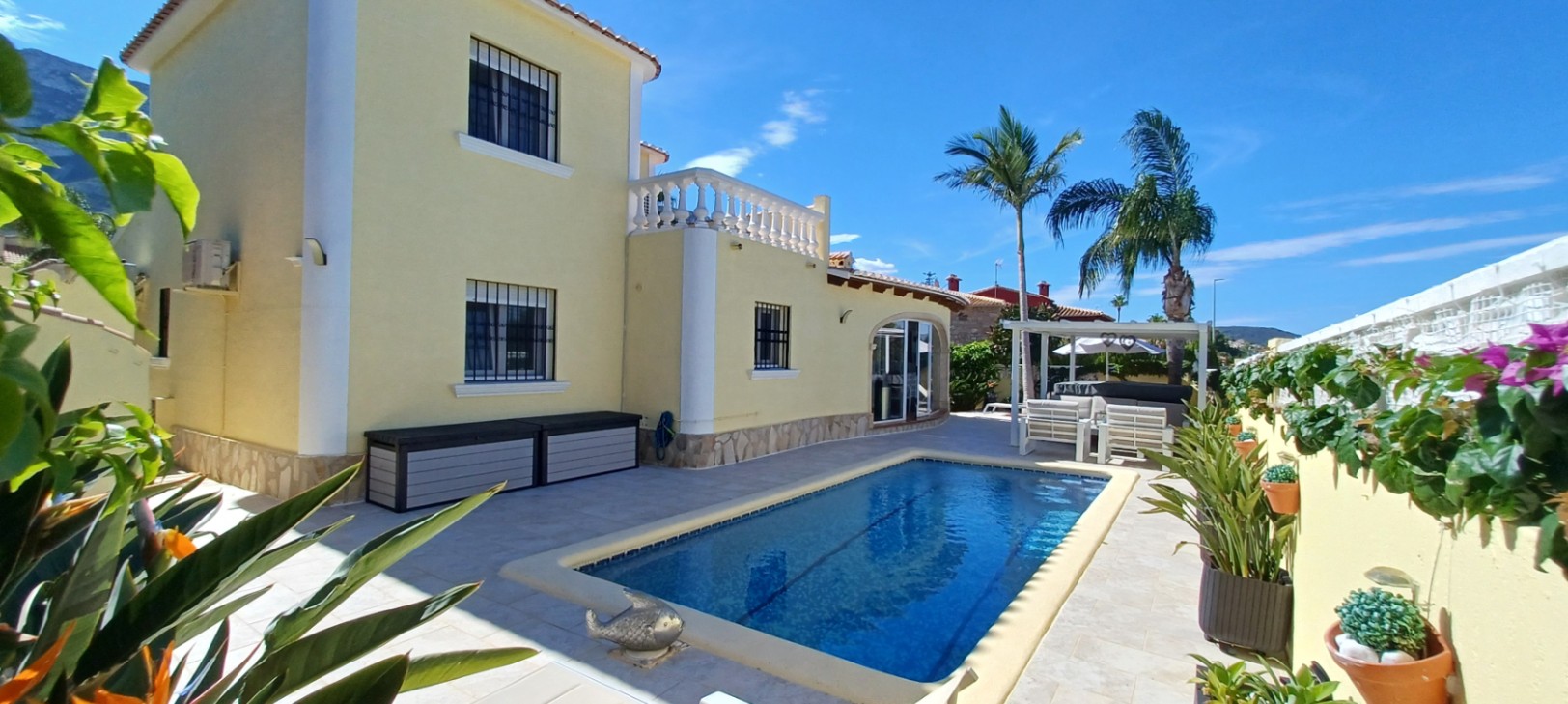 Villa de ensueño en venta en Dénia, con piscina y vistas al Montgó