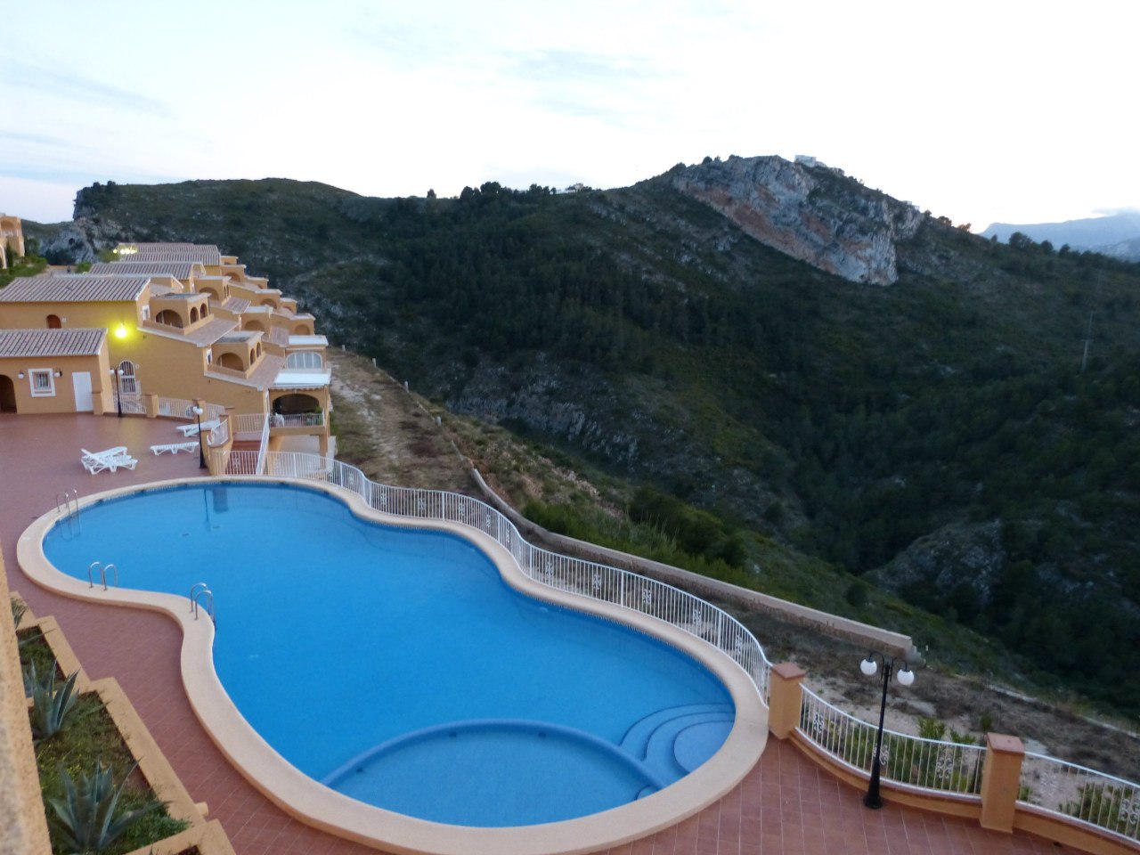 Casa adosada en Benitachell con 2 habitaciones y piscina comunitaria.