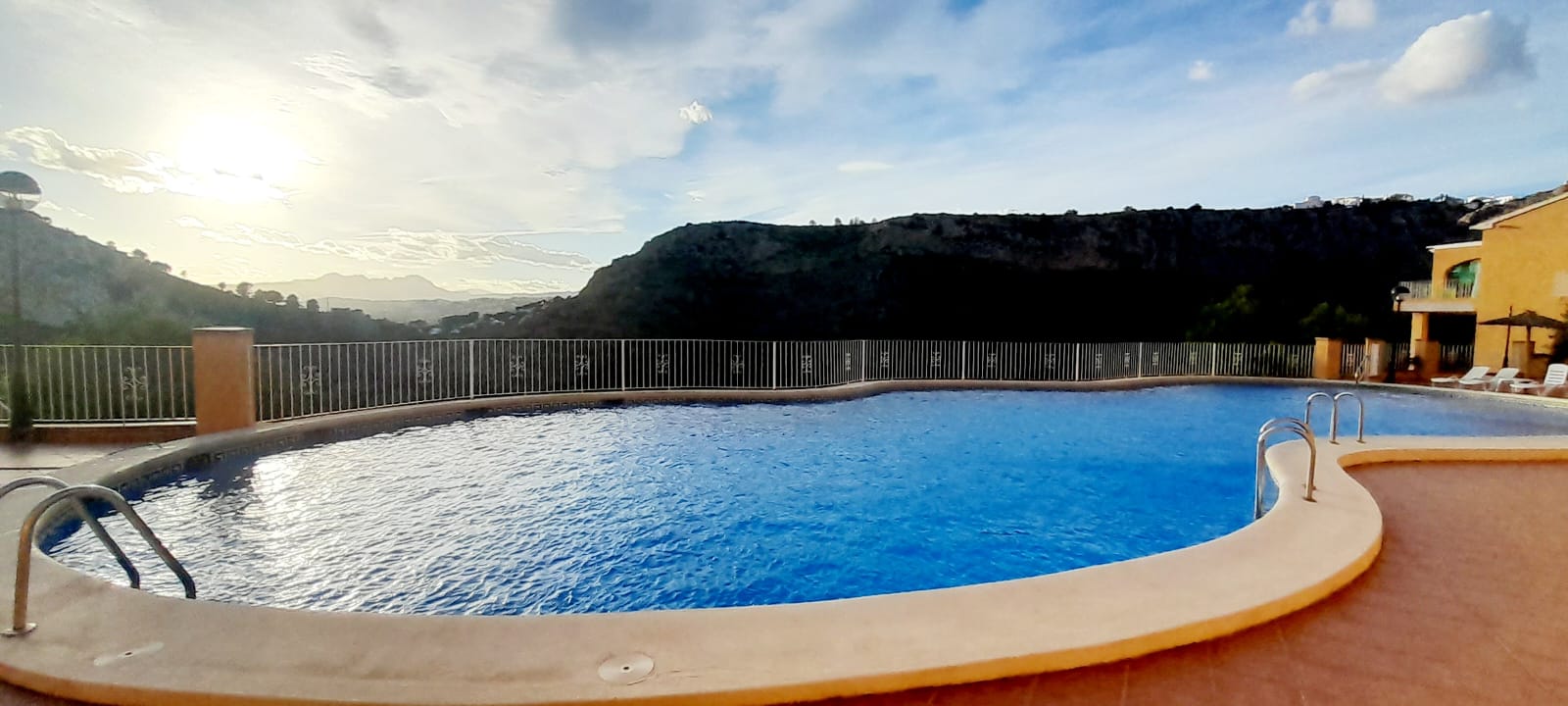 Casa adosada en Benitachell con 2 habitaciones y piscina comunitaria.