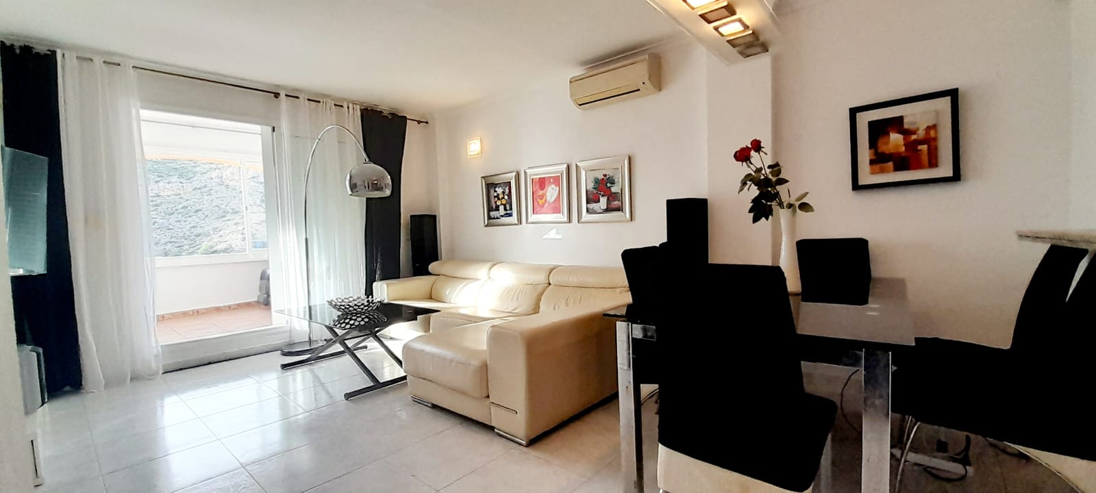 Casa adosada en Benitachell con 2 habitaciones y piscina comunitaria.