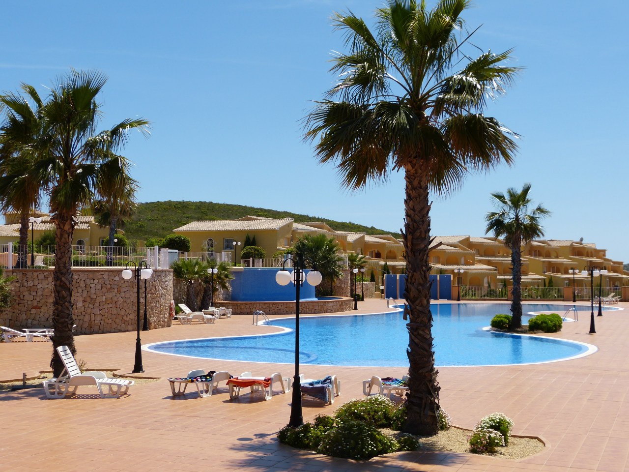 Casa adosada en Benitachell con 2 habitaciones y piscina comunitaria.