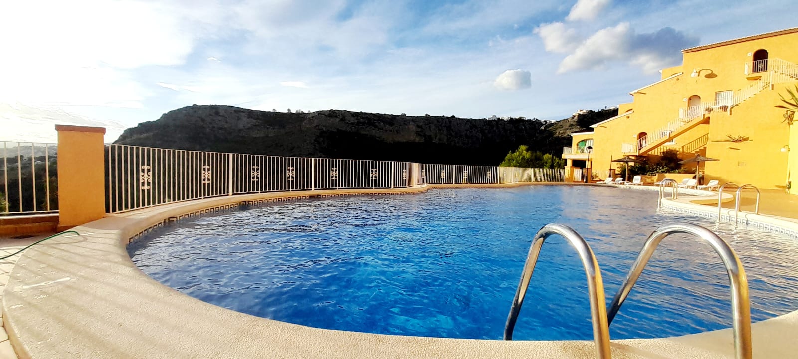 Casa adosada en Benitachell con 2 habitaciones y piscina comunitaria.