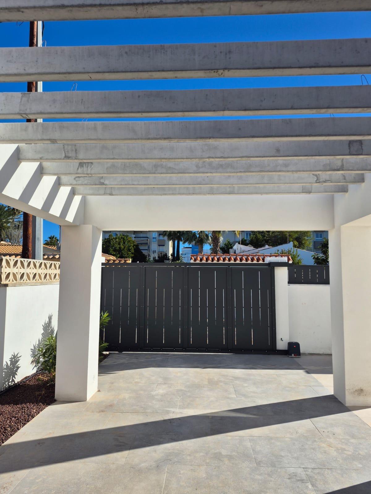Chalet en venta con 3 dormitorios y piscina en Denia, Alicante