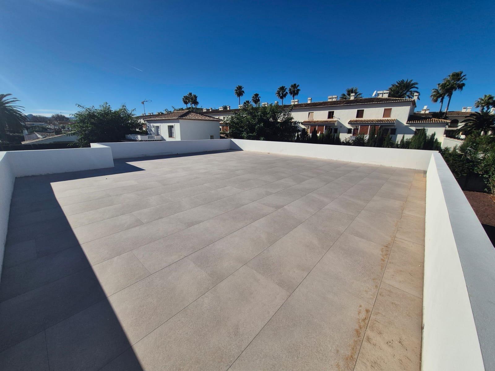 Chalet en venta con 3 dormitorios y piscina en Denia, Alicante