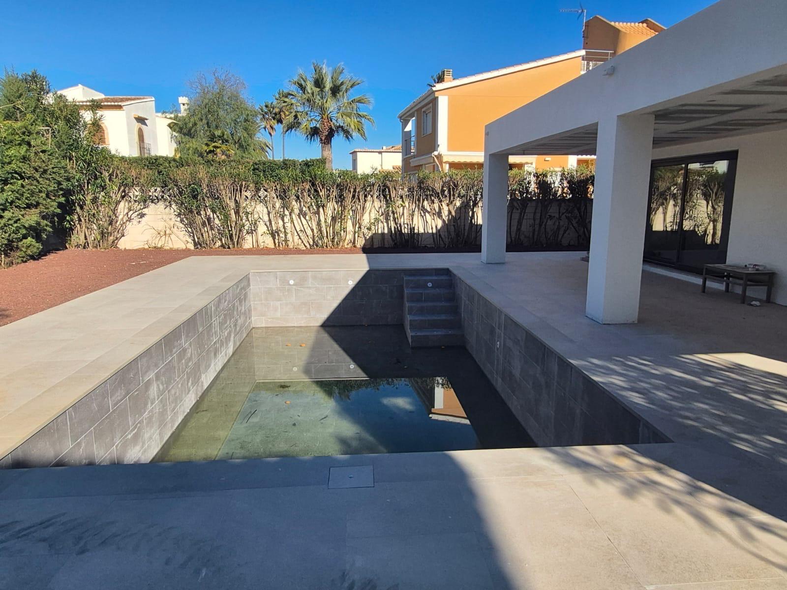 Chalet en venta con 3 dormitorios y piscina en Denia, Alicante