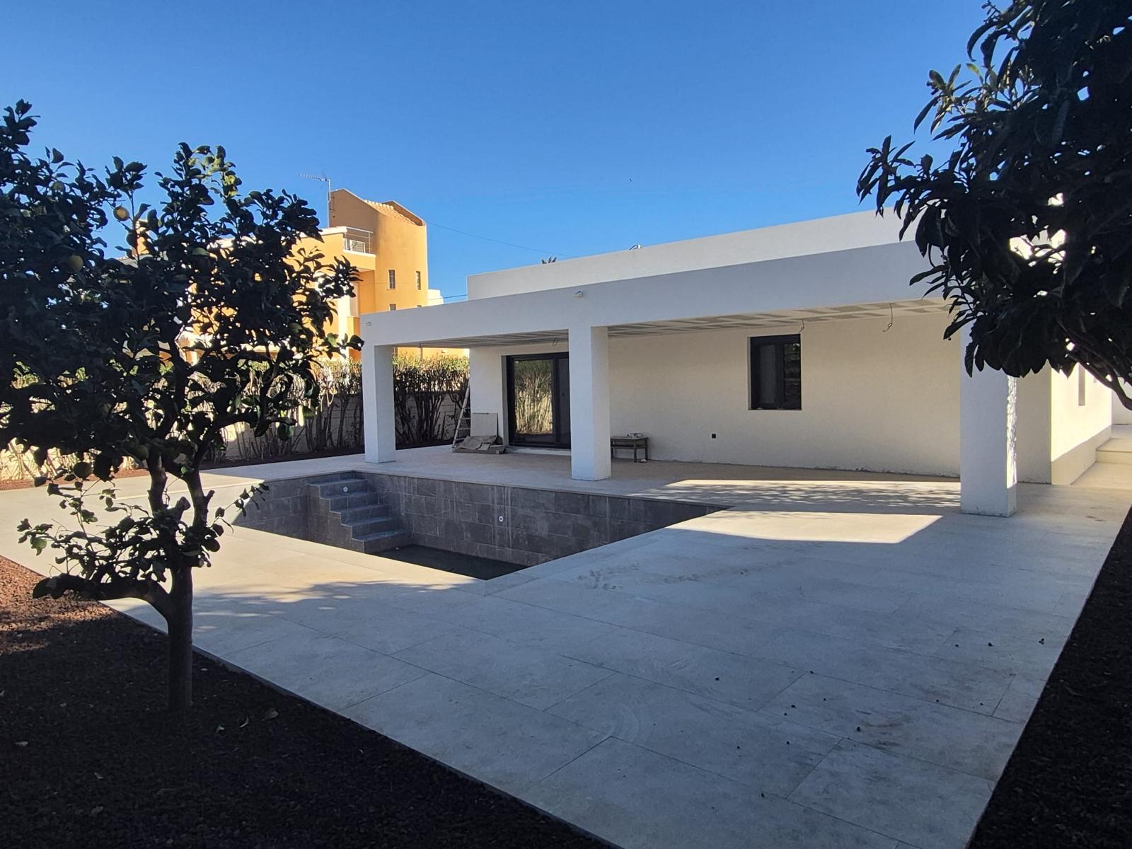 Chalet en venta con 3 dormitorios y piscina en Denia, Alicante