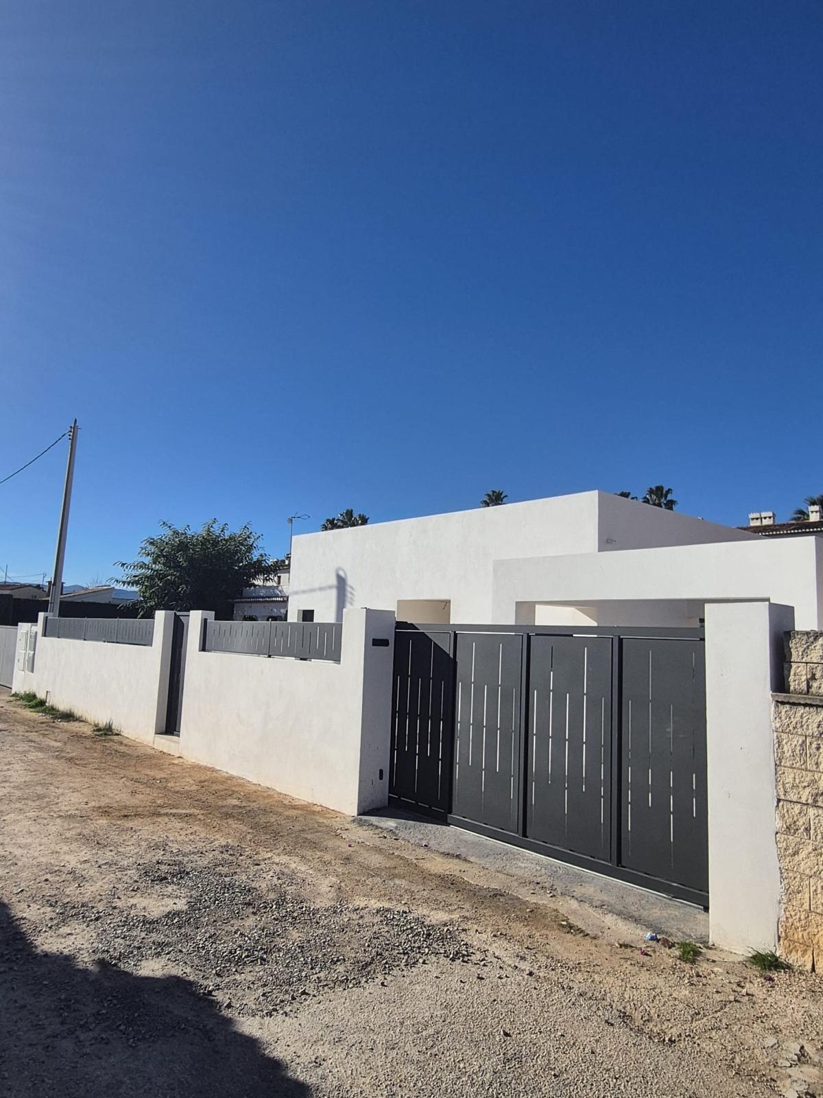 Chalet en venta con 3 dormitorios y piscina en Denia, Alicante