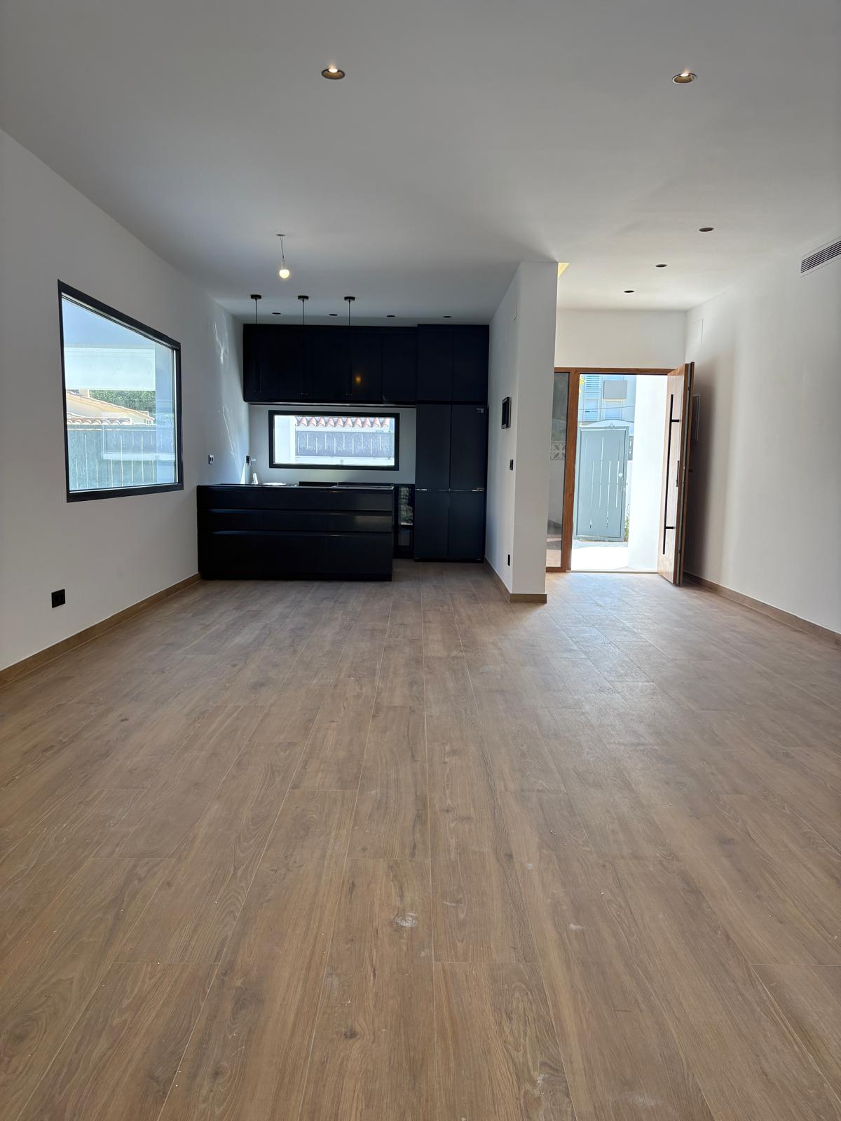 Chalet en venta con 3 dormitorios y piscina en Denia, Alicante