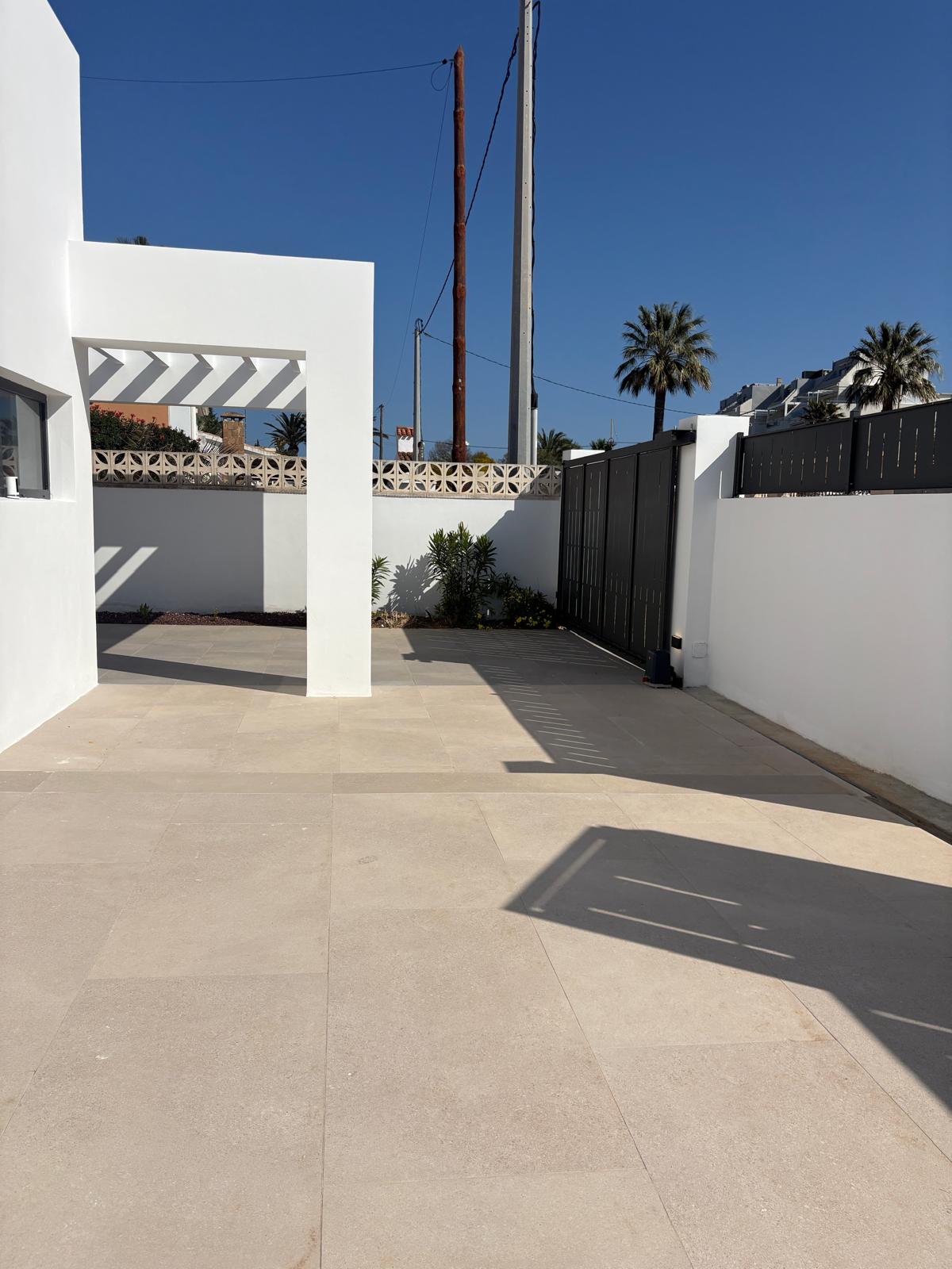 Chalet en venta con 3 dormitorios y piscina en Denia, Alicante