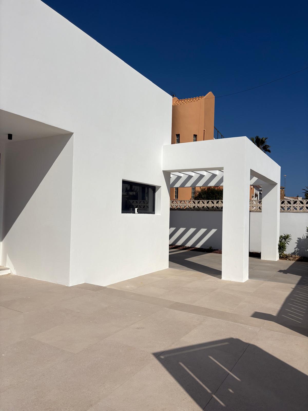 Chalet en venta con 3 dormitorios y piscina en Denia, Alicante