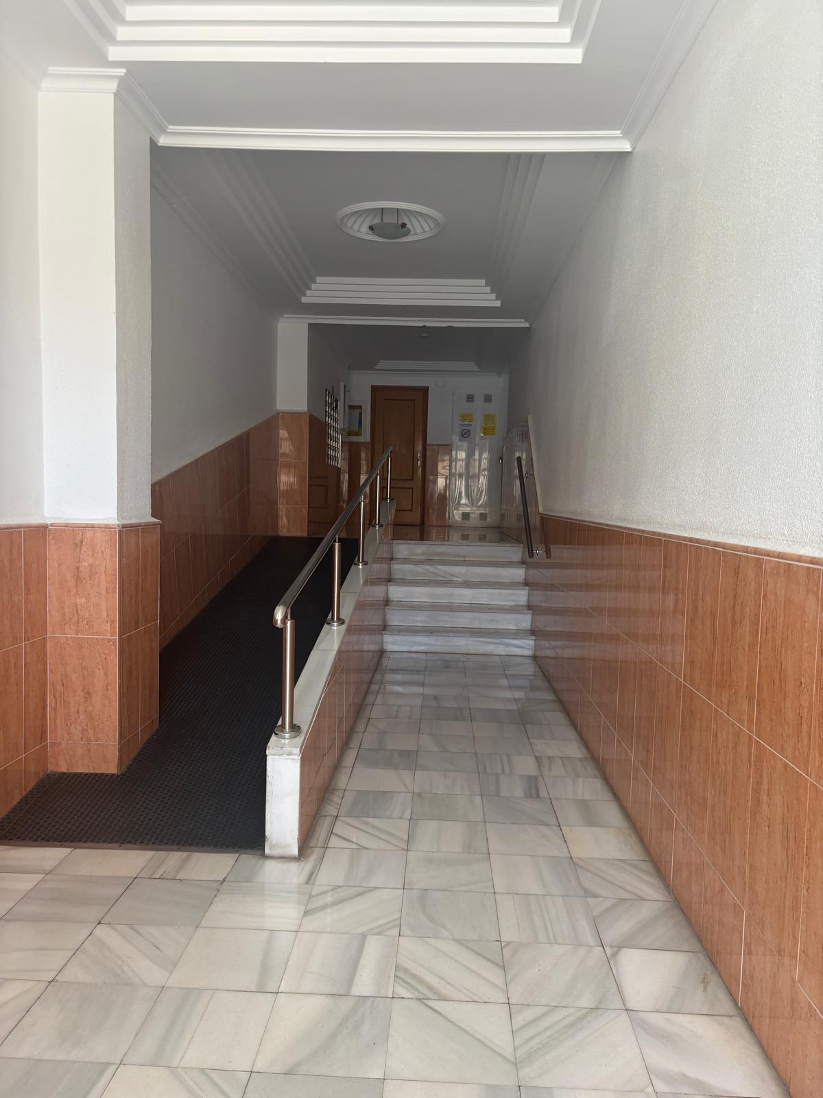 Apartamento en venta de 2 dormitorios en Torrevieja, Alicante.