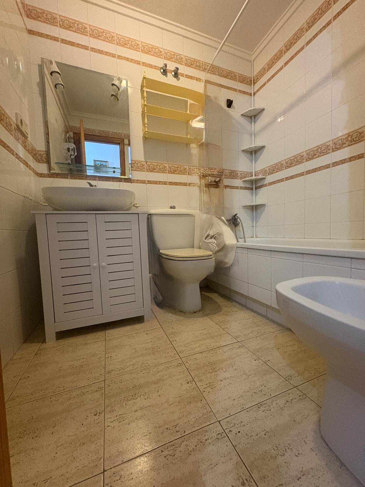 Apartamento en venta de 2 dormitorios en Torrevieja, Alicante.