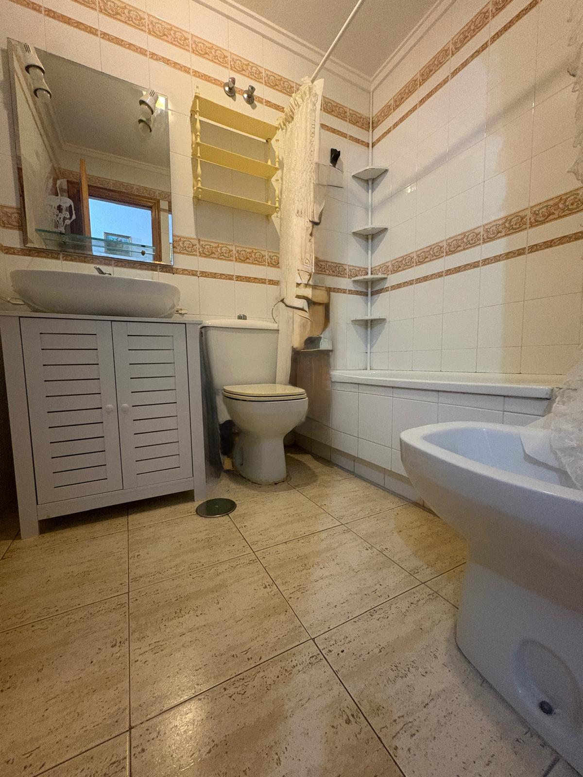 Apartamento en venta de 2 dormitorios en Torrevieja, Alicante.