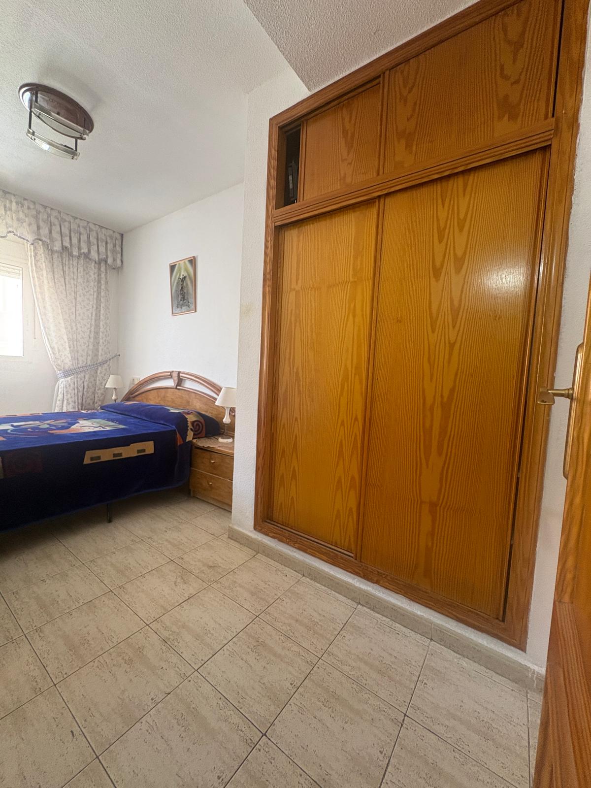 Apartamento en venta de 2 dormitorios en Torrevieja, Alicante.