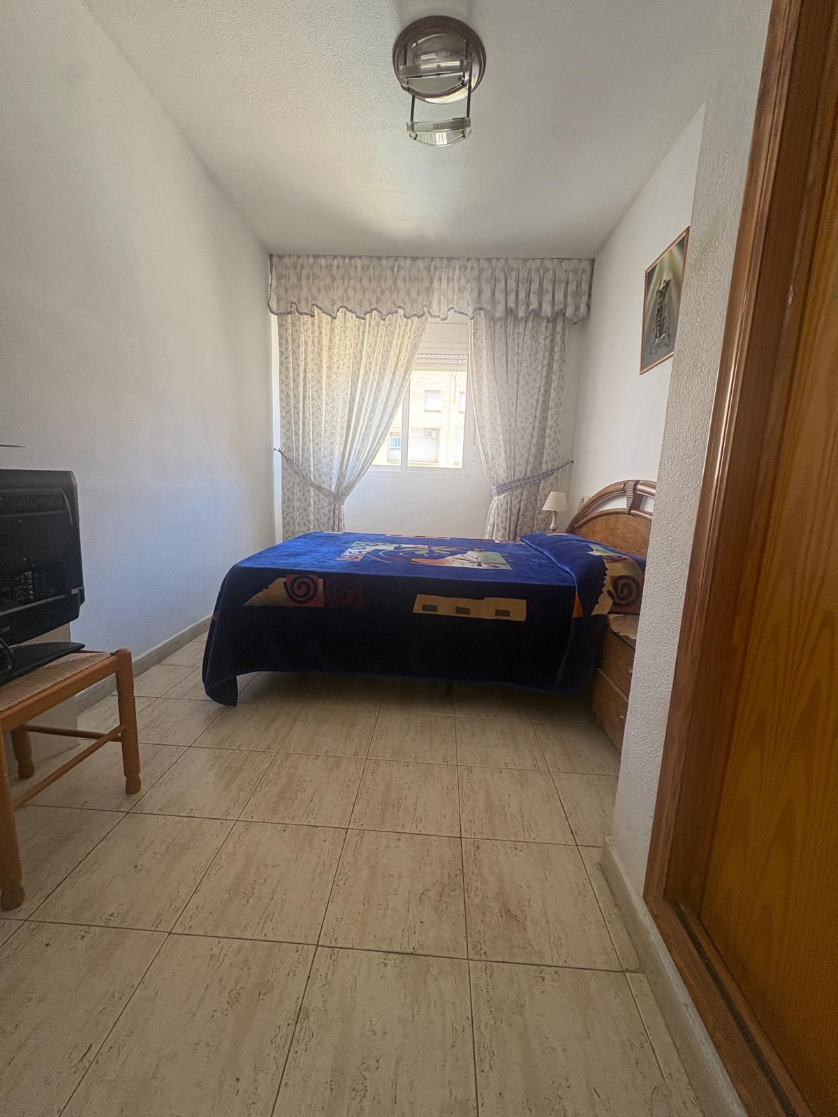 Apartamento en venta de 2 dormitorios en Torrevieja, Alicante.