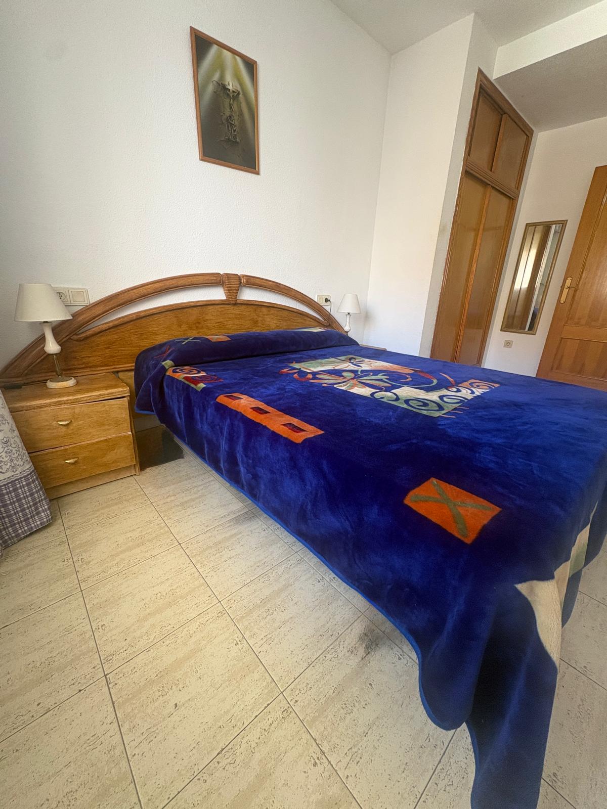 Apartamento en venta de 2 dormitorios en Torrevieja, Alicante.