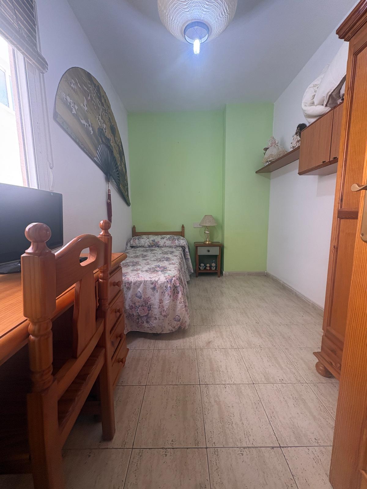 Apartamento en venta de 2 dormitorios en Torrevieja, Alicante.