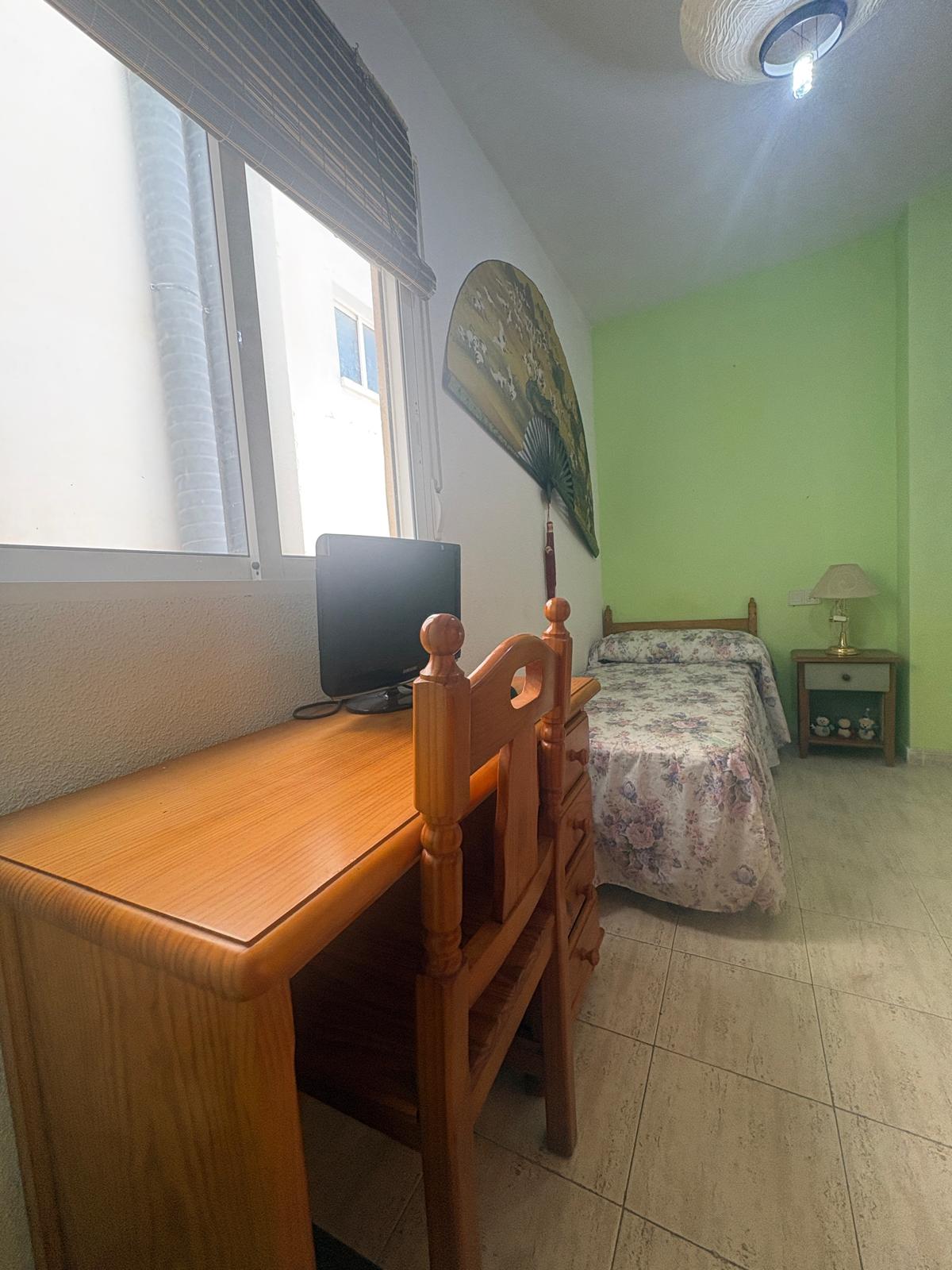 Apartamento en venta de 2 dormitorios en Torrevieja, Alicante.