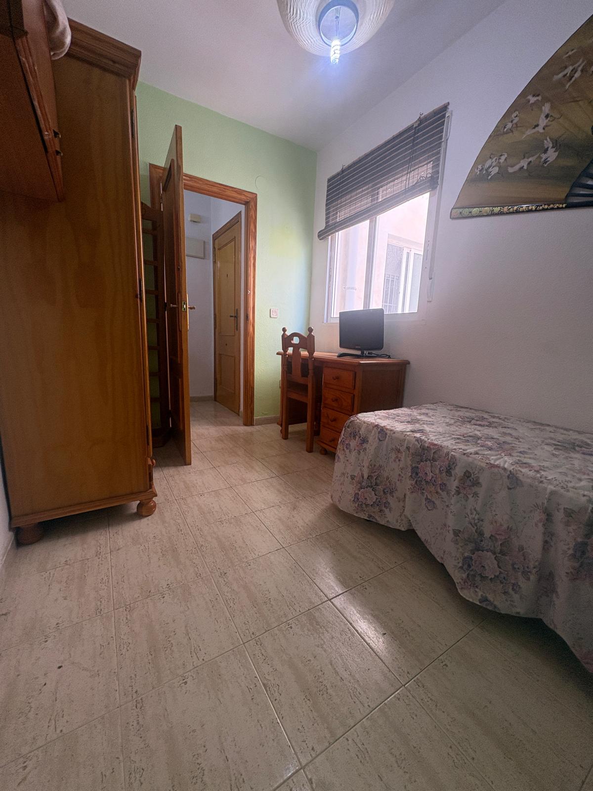 Apartamento en venta de 2 dormitorios en Torrevieja, Alicante.