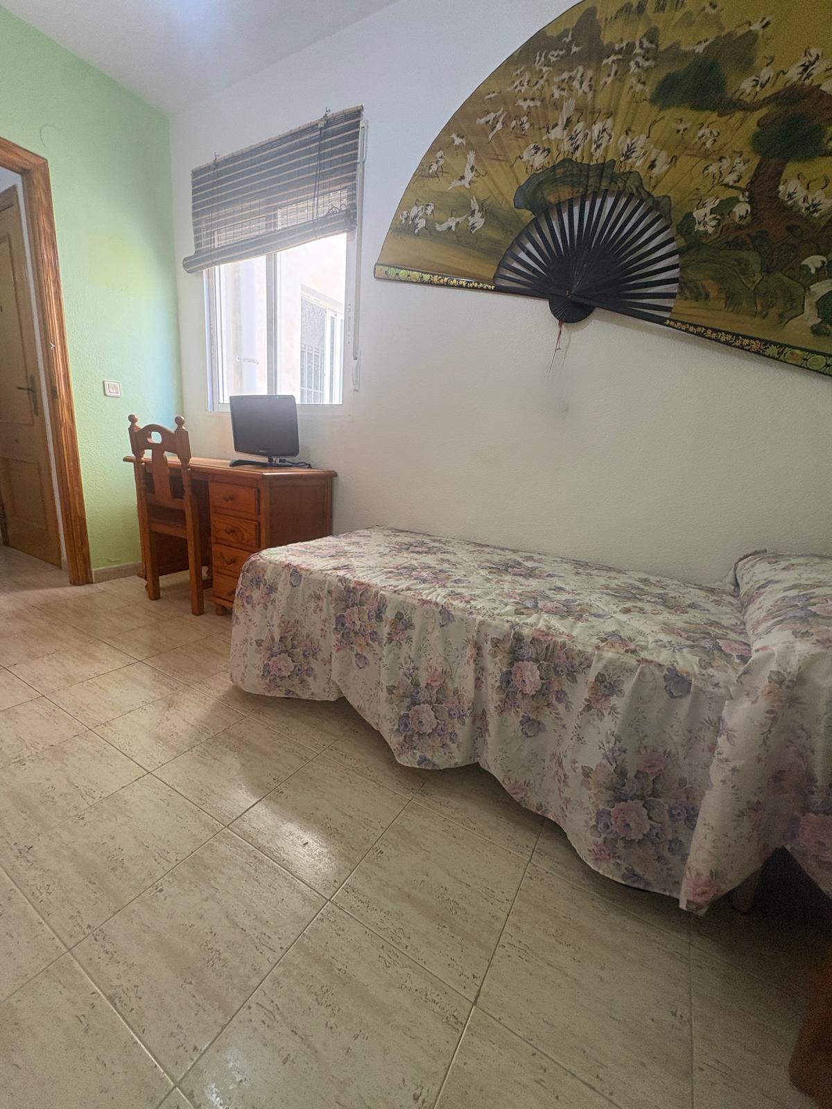 Apartamento en venta de 2 dormitorios en Torrevieja, Alicante.