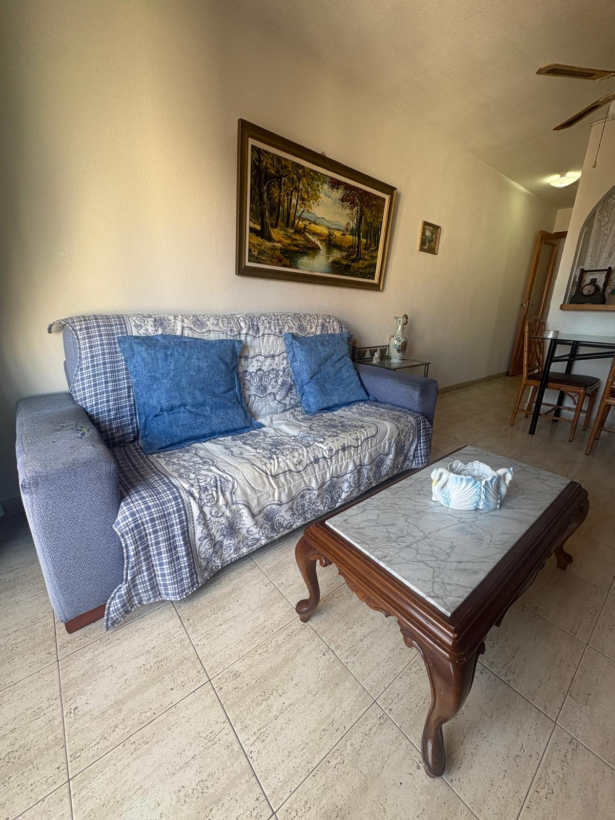 Apartamento en venta de 2 dormitorios en Torrevieja, Alicante.