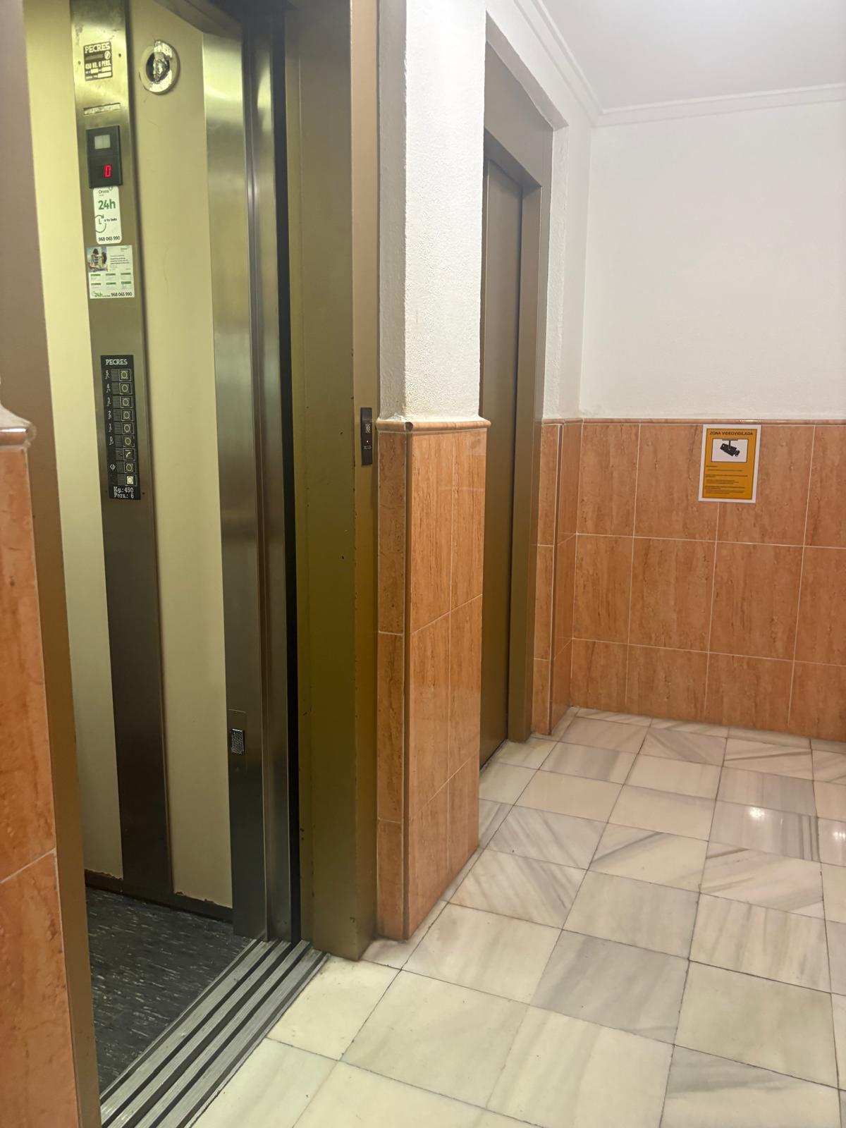 Apartamento en venta de 2 dormitorios en Torrevieja, Alicante.