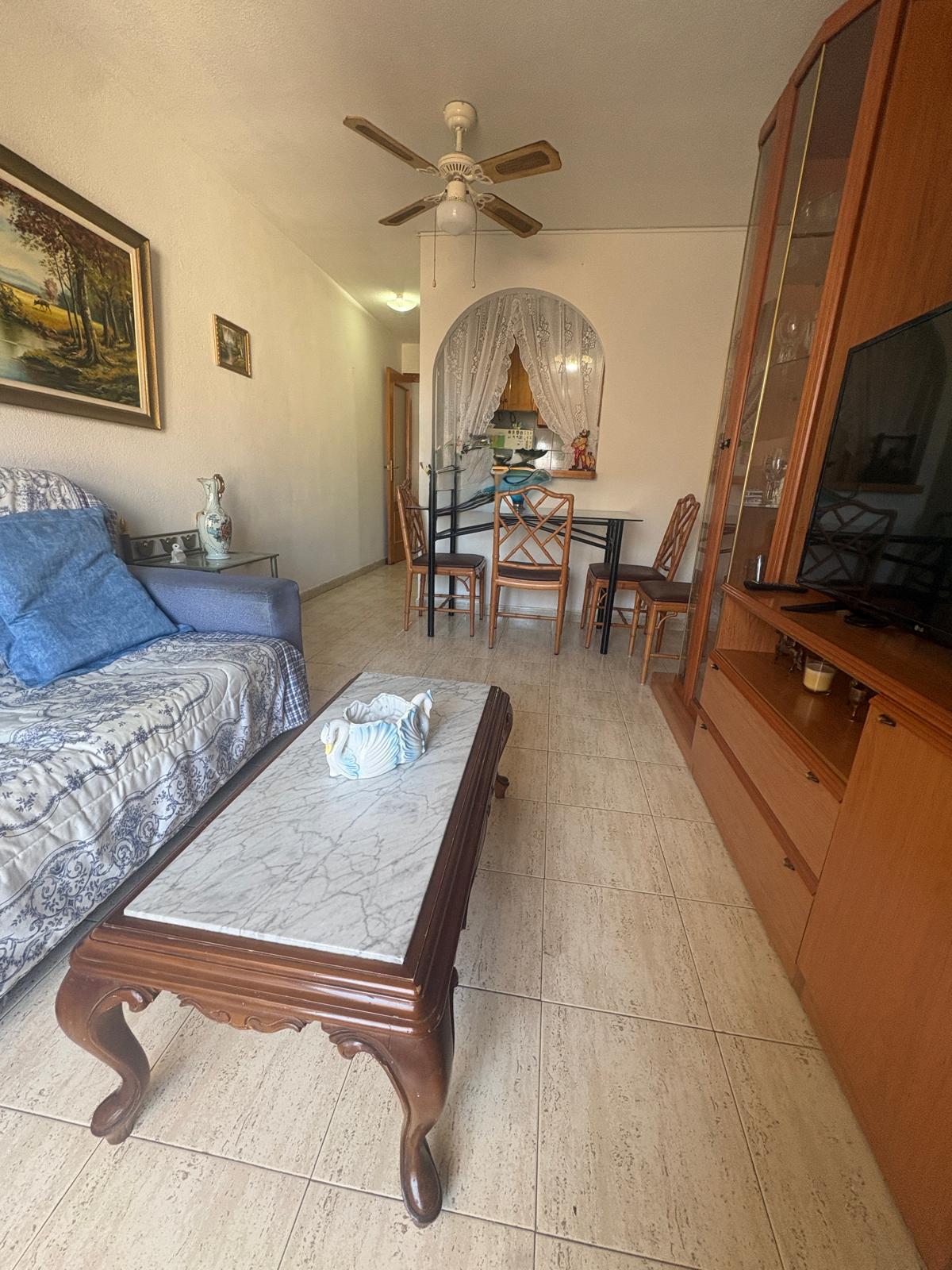 Apartamento en venta de 2 dormitorios en Torrevieja, Alicante.