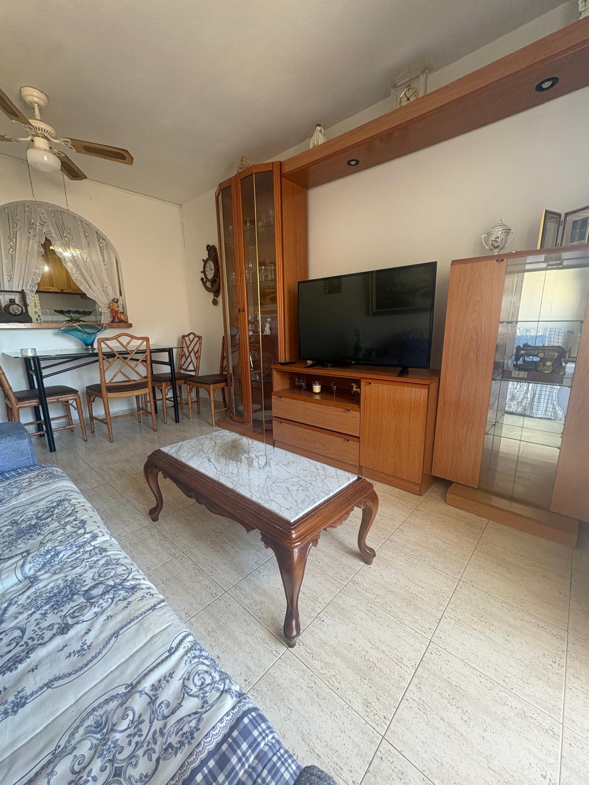 Apartamento en venta de 2 dormitorios en Torrevieja, Alicante.