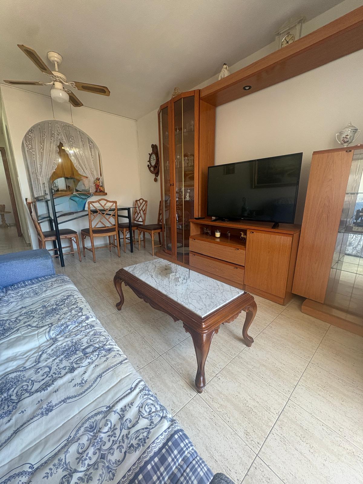Apartamento en venta de 2 dormitorios en Torrevieja, Alicante.