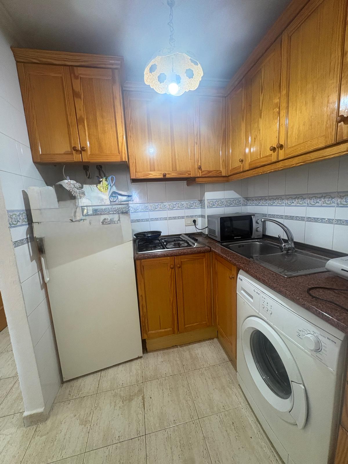 Apartamento en venta de 2 dormitorios en Torrevieja, Alicante.
