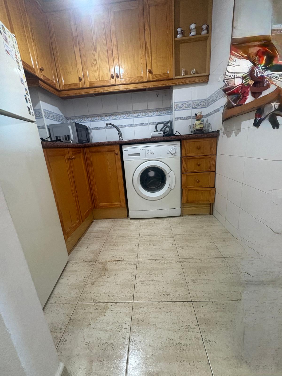 Apartamento en venta de 2 dormitorios en Torrevieja, Alicante.