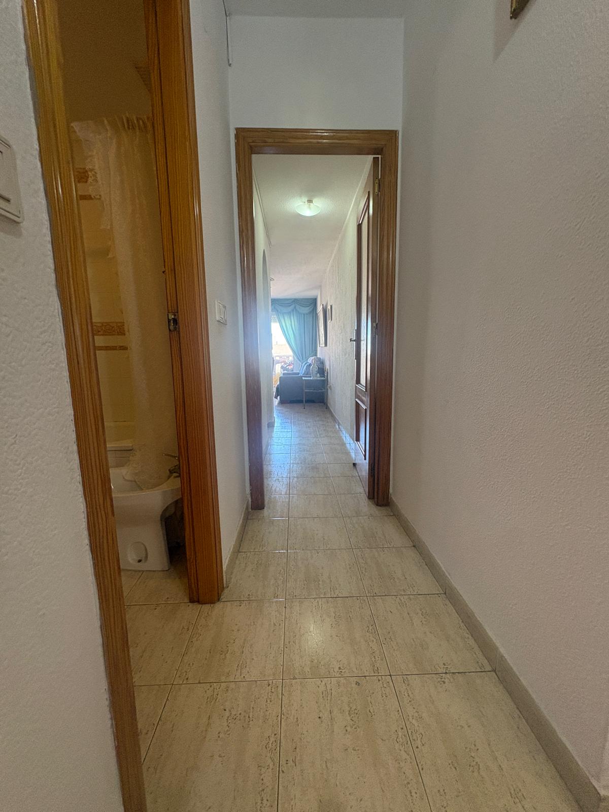 Apartamento en venta de 2 dormitorios en Torrevieja, Alicante.