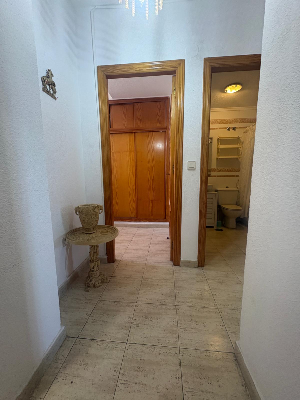 Apartamento en venta de 2 dormitorios en Torrevieja, Alicante.