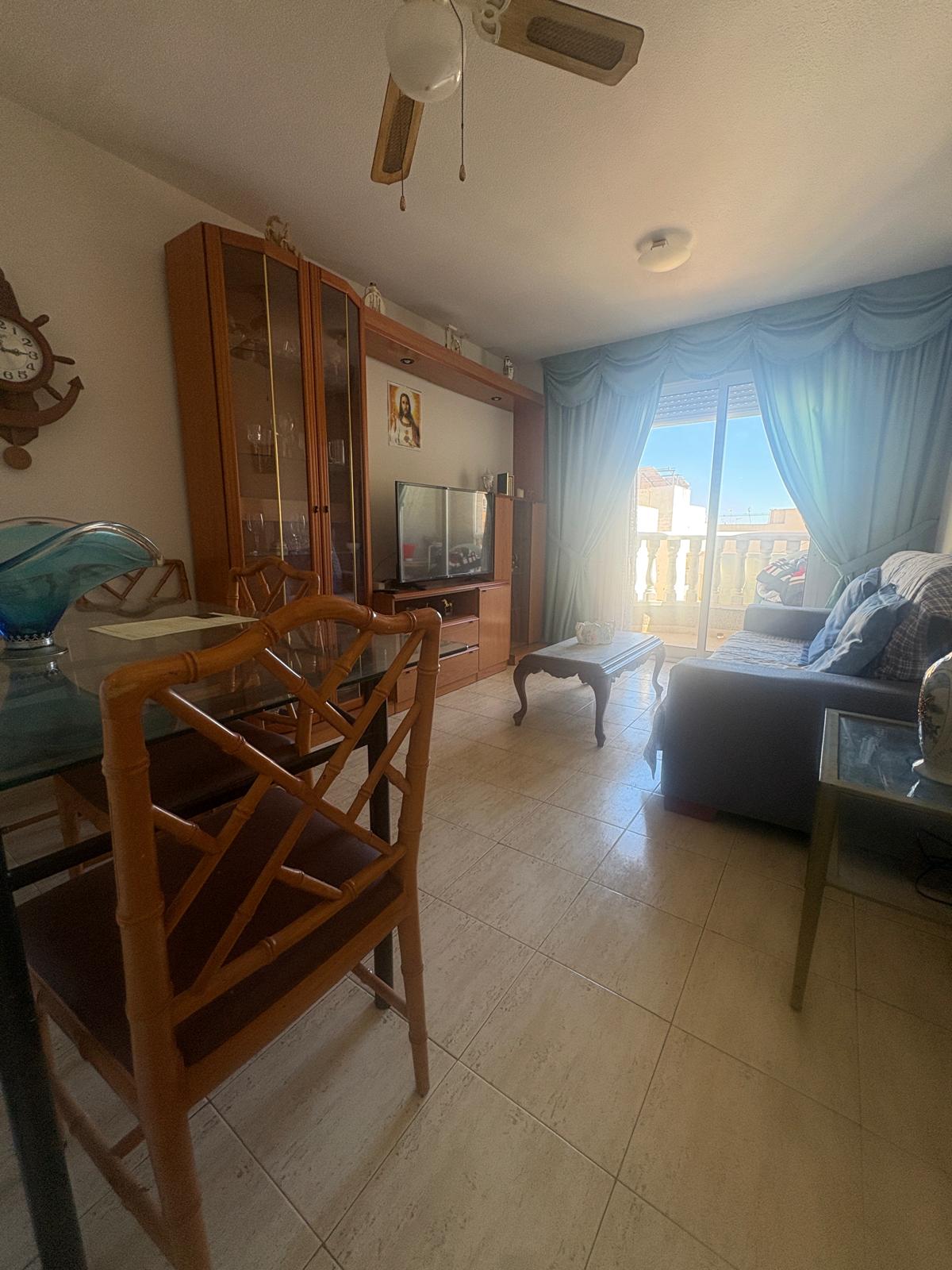 Apartamento en venta de 2 dormitorios en Torrevieja, Alicante.