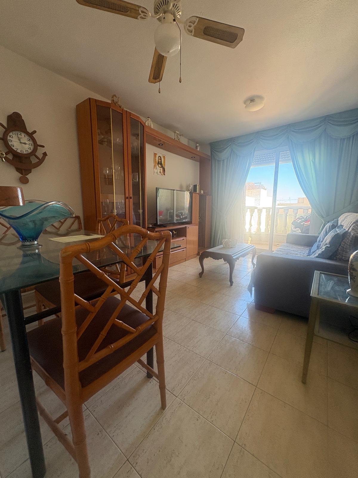 Apartamento en venta de 2 dormitorios en Torrevieja, Alicante.
