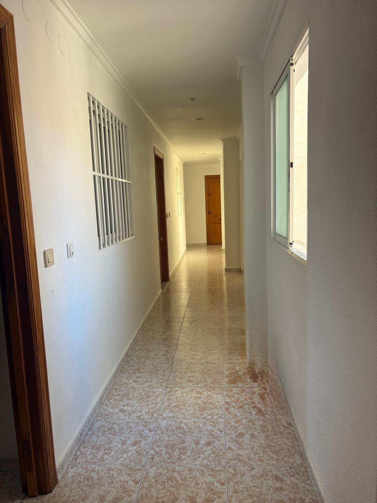 Apartamento en venta de 2 dormitorios en Torrevieja, Alicante.