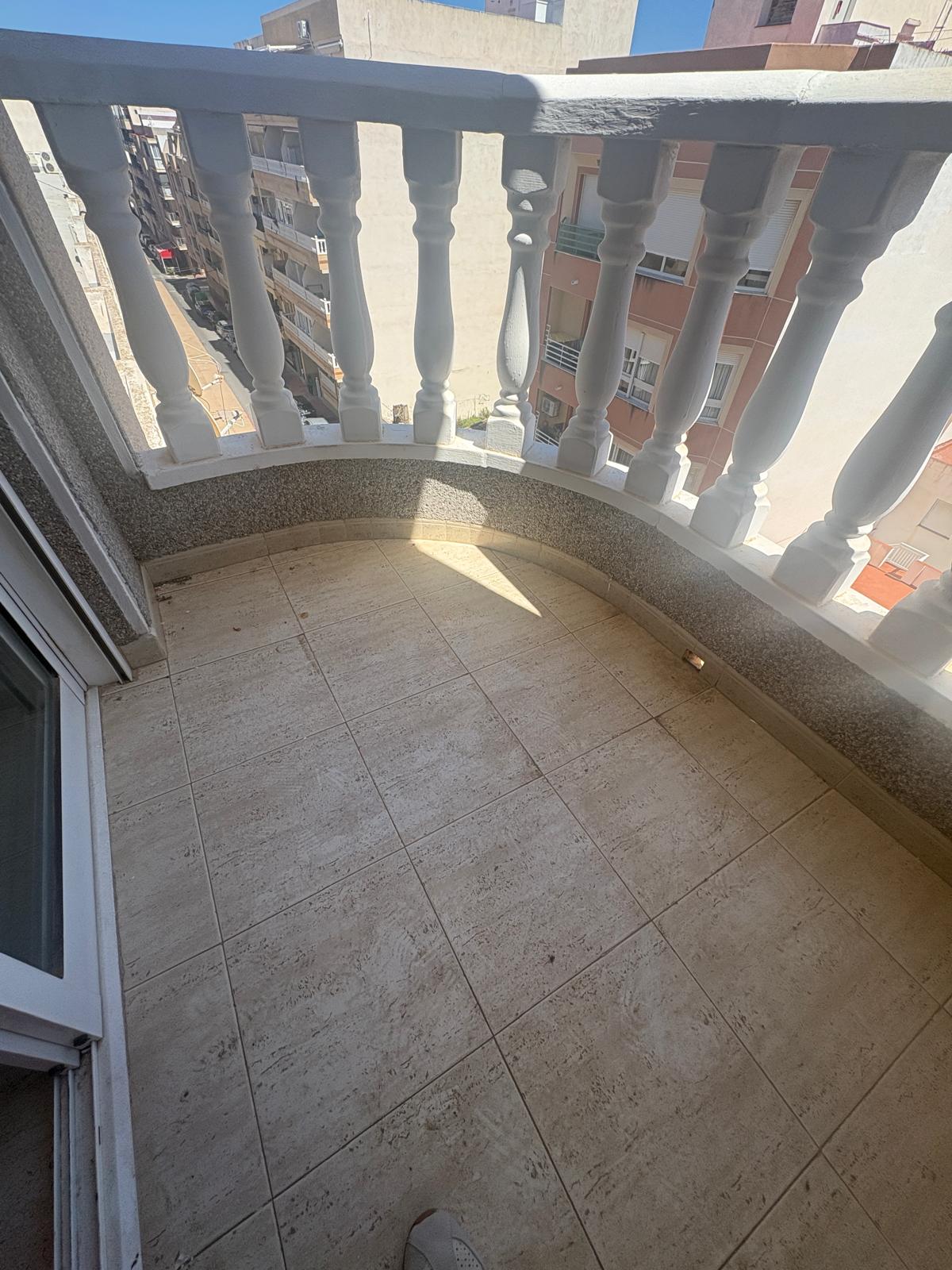 Apartamento en venta de 2 dormitorios en Torrevieja, Alicante.