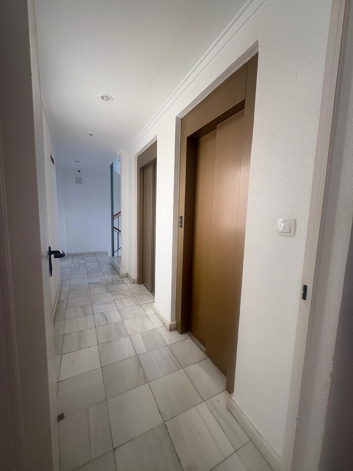 Apartamento en venta de 2 dormitorios en Torrevieja, Alicante.