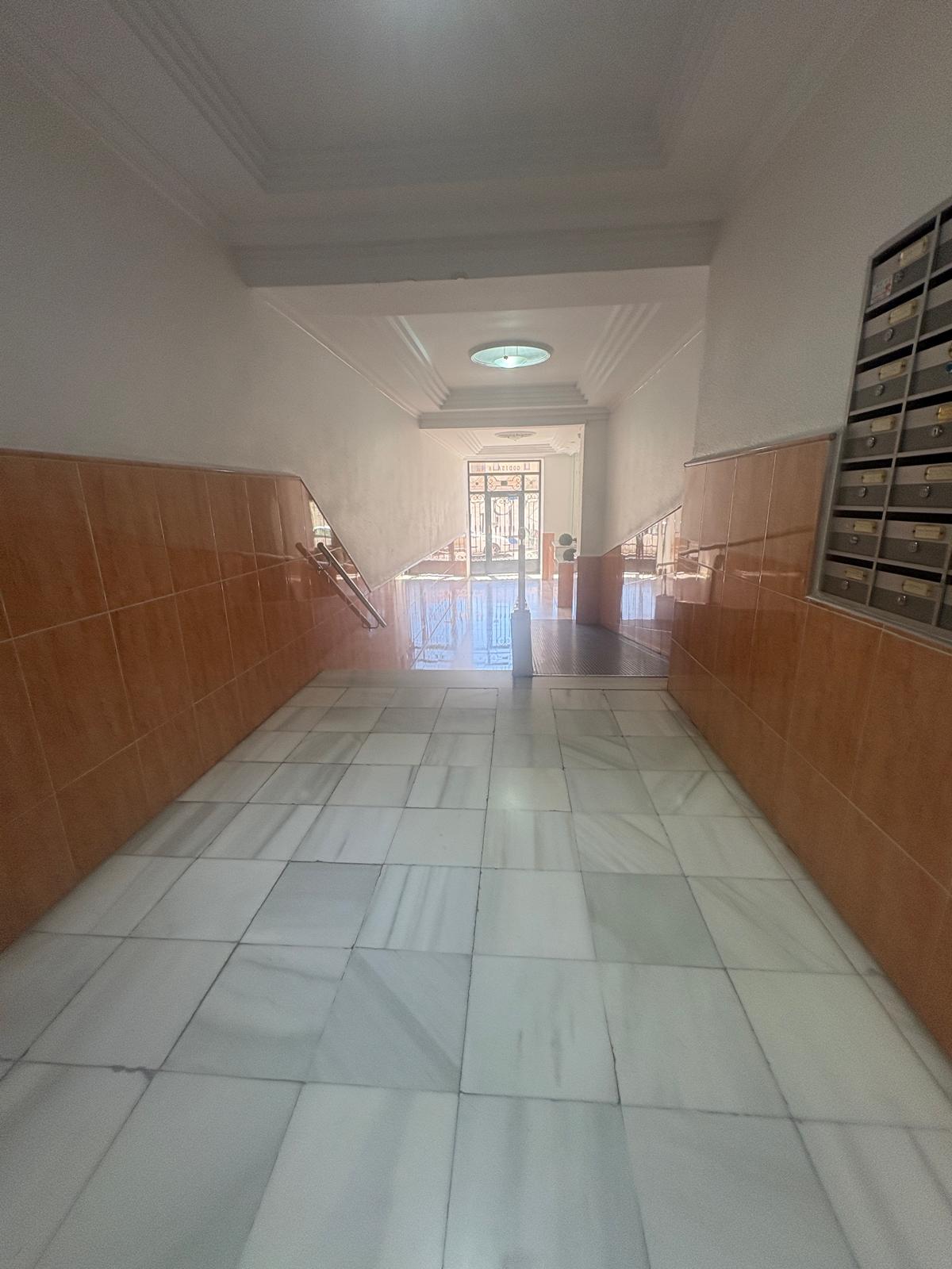 Apartamento en venta de 2 dormitorios en Torrevieja, Alicante.