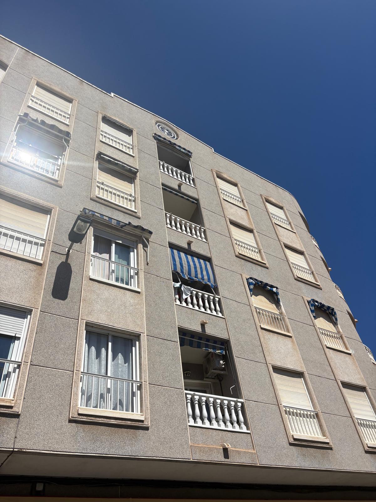 Apartamento en venta de 2 dormitorios en Torrevieja, Alicante.