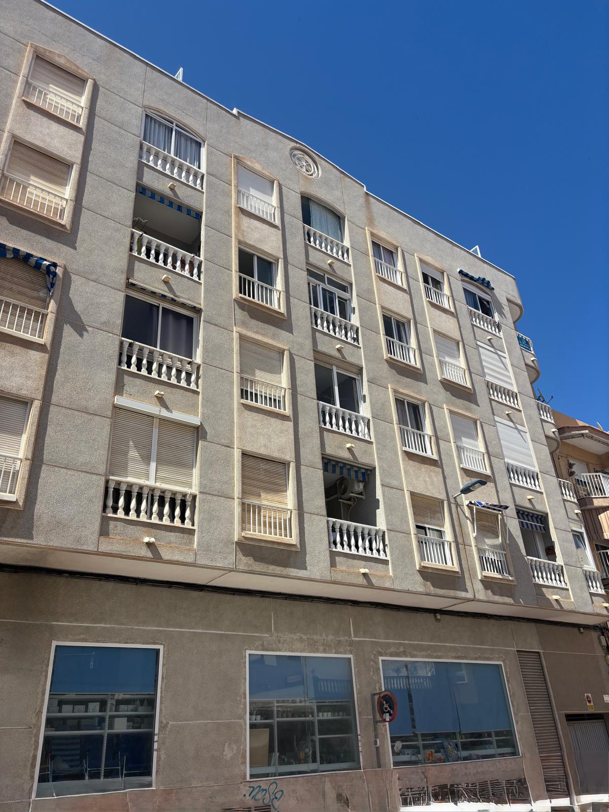 Apartamento en venta de 2 dormitorios en Torrevieja, Alicante.