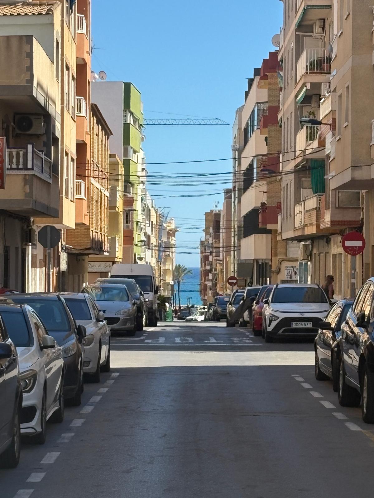 Apartamento en venta de 2 dormitorios en Torrevieja, Alicante.