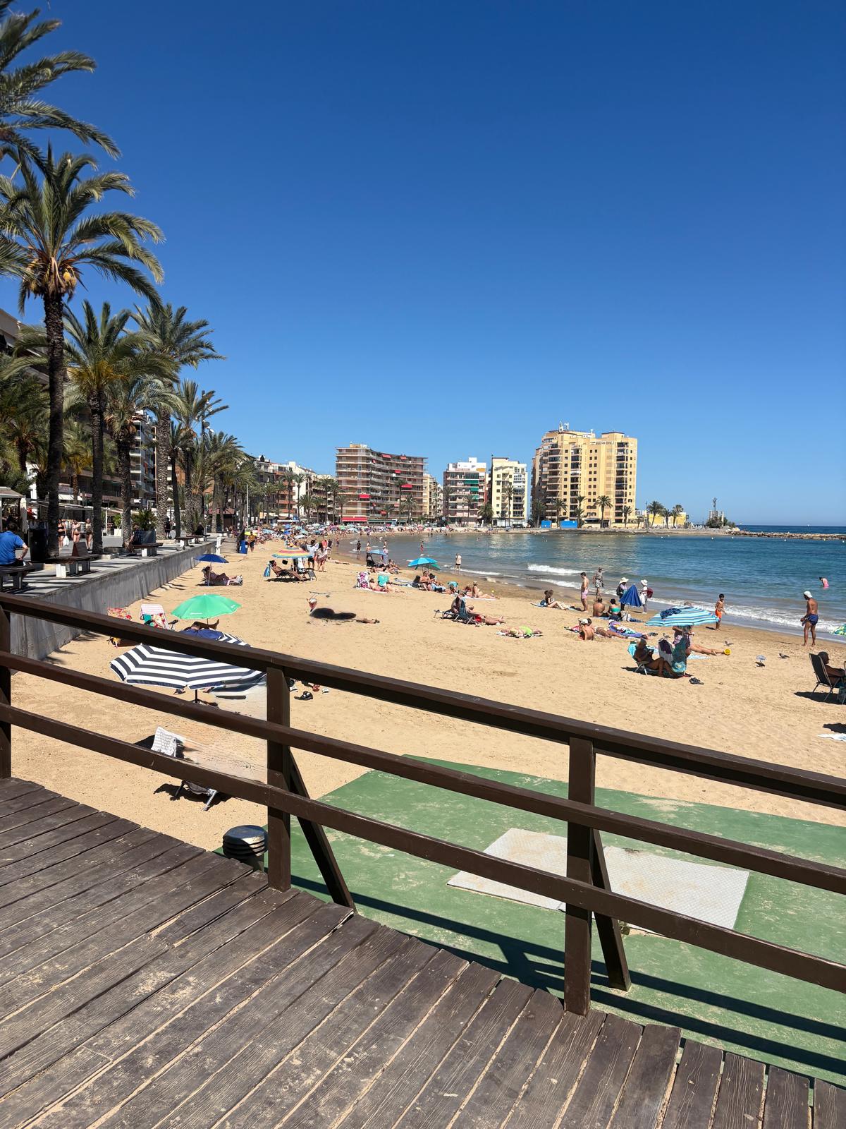 Apartamento en venta de 2 dormitorios en Torrevieja, Alicante.
