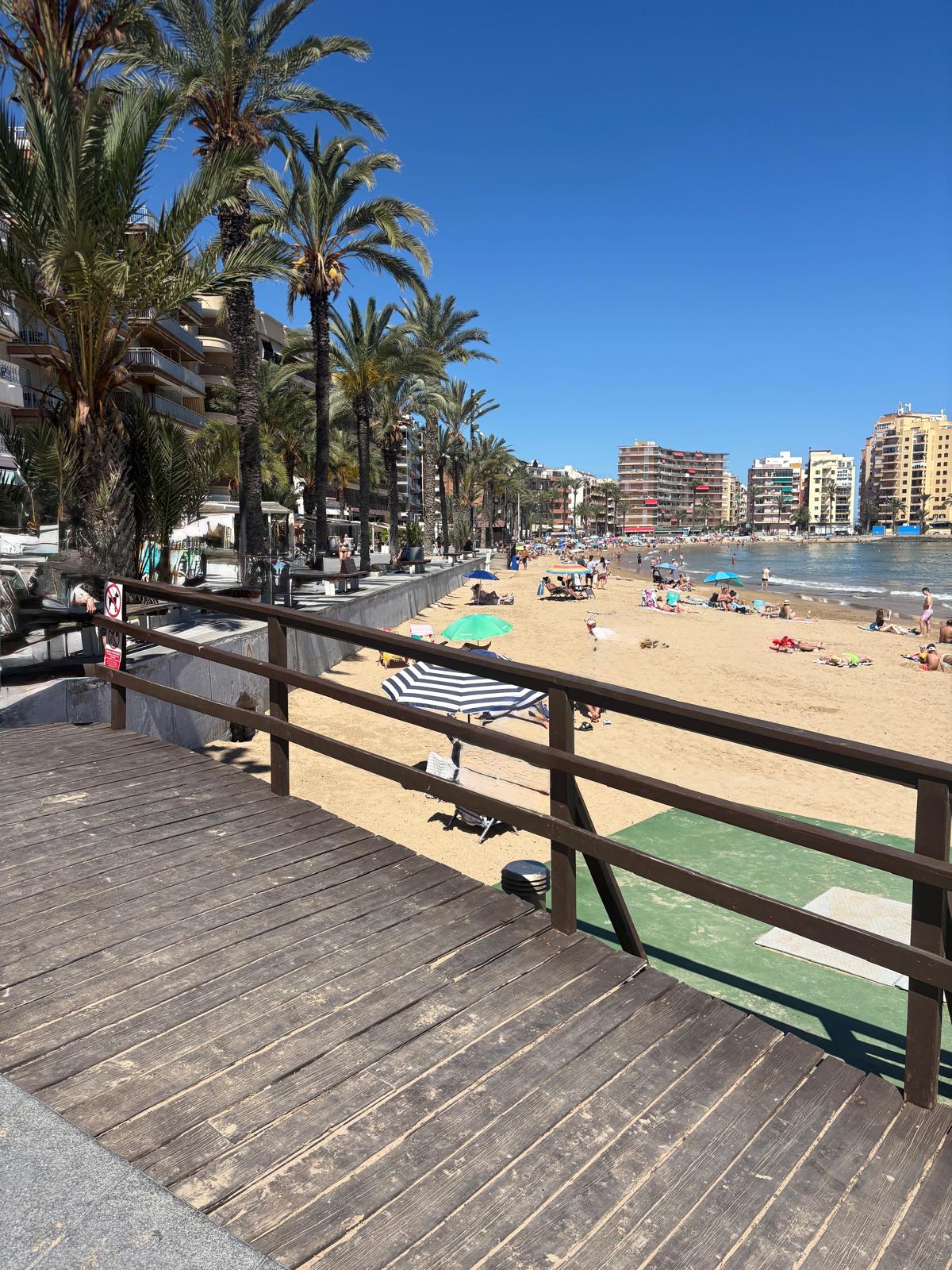 Apartamento en venta de 2 dormitorios en Torrevieja, Alicante.